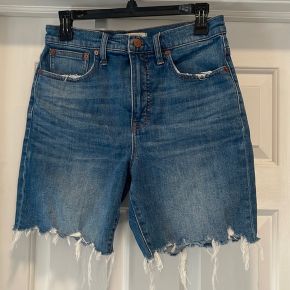 Adorable Madewell 7in Distressed Denim Shorts - Picture 1 of 5